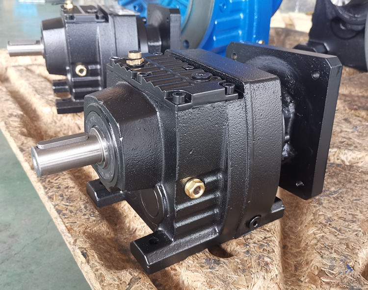 R37系列減速機的實物照片，輸入配伺服電機