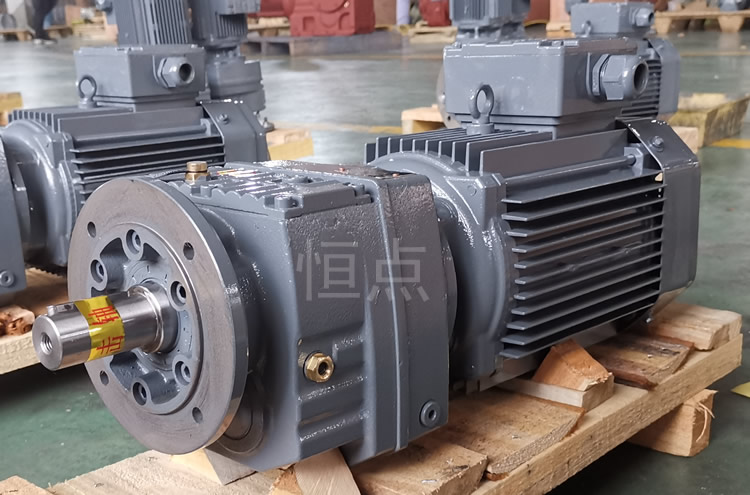 RF47系列減速機配直聯電機，立式安裝 輸出法蘭+軸 實物圖