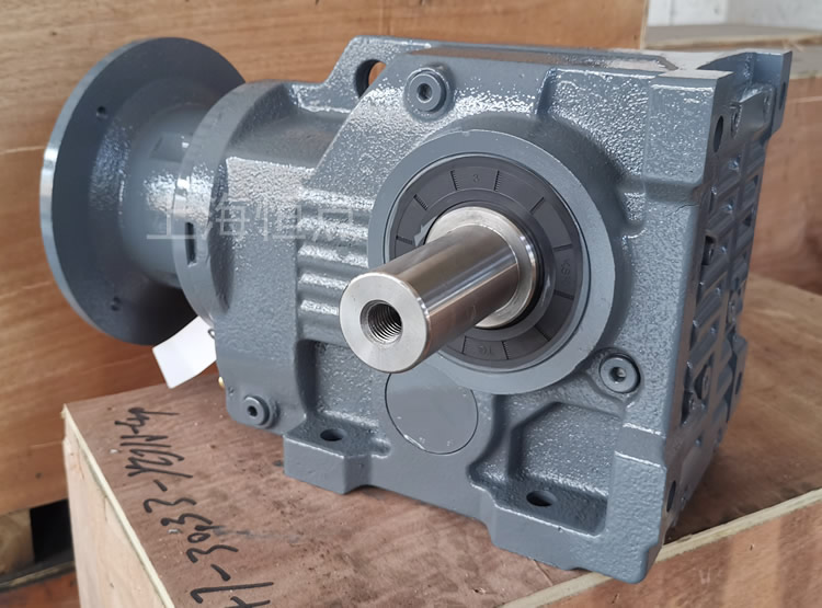 K67減速機 輸入配B5圓法蘭 輸出單軸B 實物圖