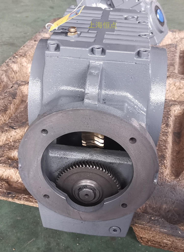 SA77減速機主機 輸出通孔 可見内部齒輪與蝸輪