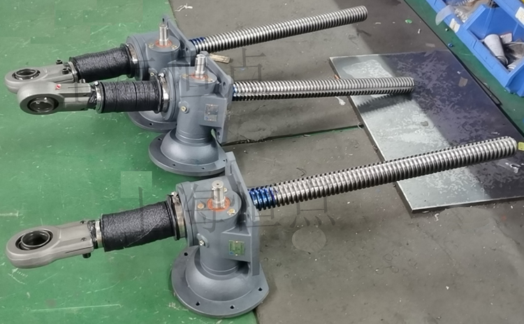 SWLD10升降機配關節軸承，配軟防護罩的實物圖